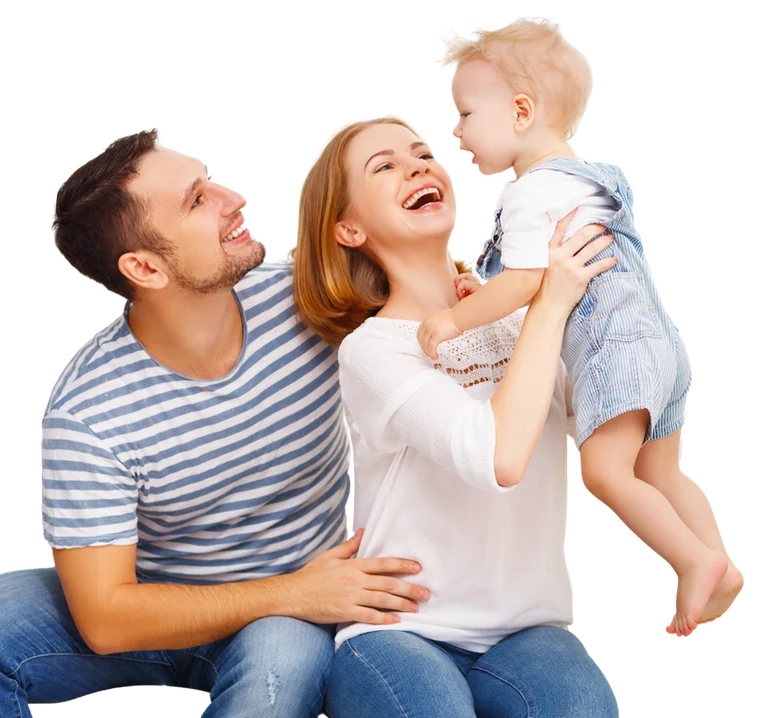 Familia sonriendo, protegida por los seguros de M&D